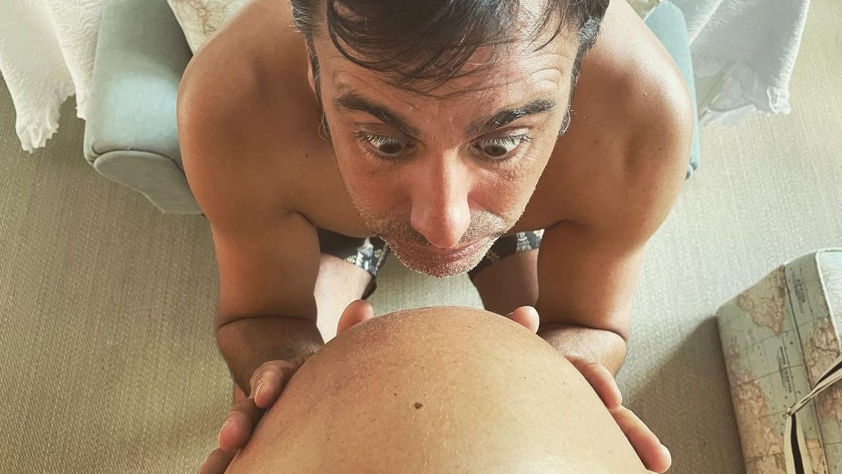 Ion Aramendi besa la tripa embarazada de su mujer, María Amores,