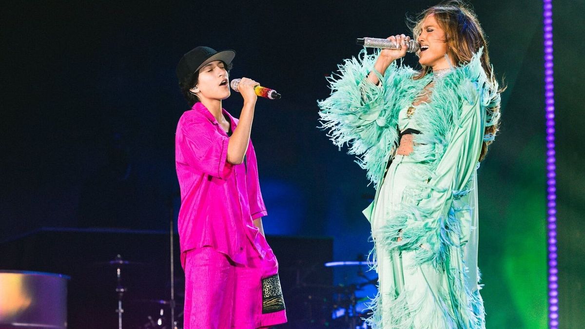 Jennifer López cantando con Emme