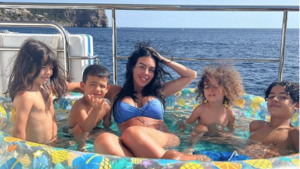 Las lujosas vacaciones de Cristiano Ronaldo en Mallorca: se lleva su Bugatti Centodieci de 8 millones de libras