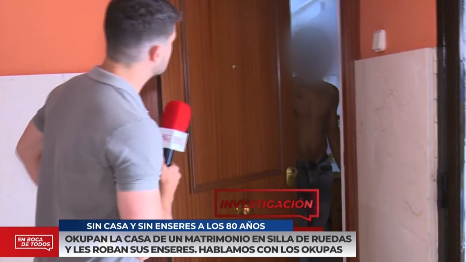 Los vecinos temen por su vida cada vez que pasan por delante de la puerta de la casa okupada