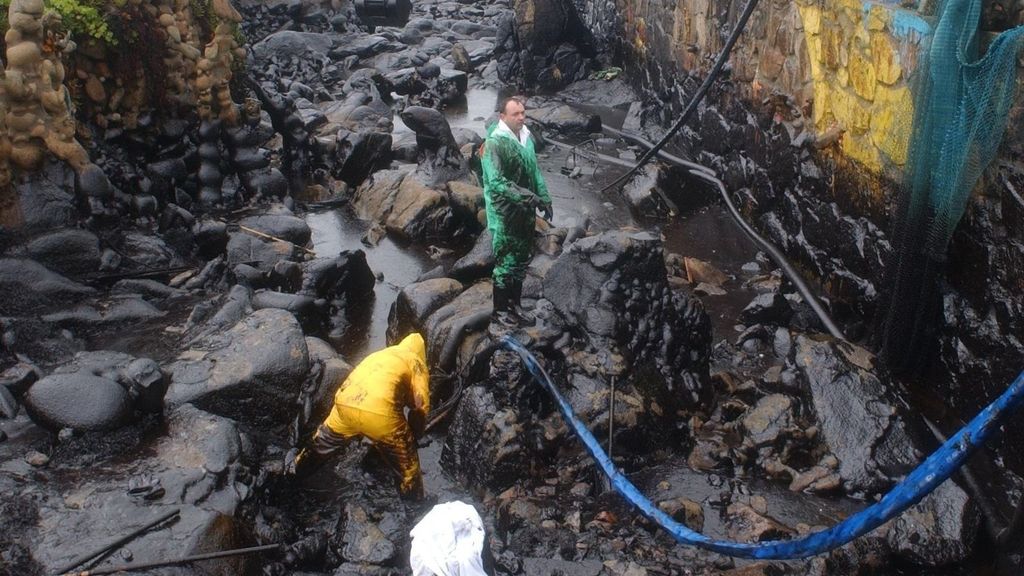 Marea negra de combustible tras el naufragio del buque
