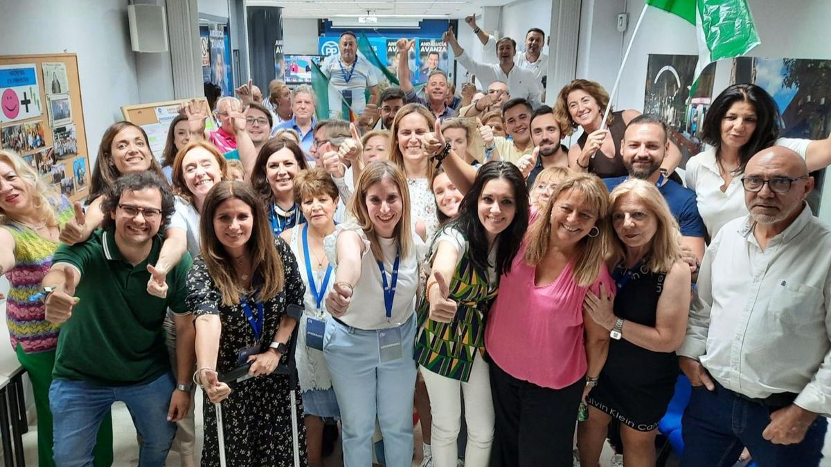 Miembros del Partido Popular en Linares celebran los resultados electorales. Miembros del Partido Popular en Linares celebran los resultados electorales.
