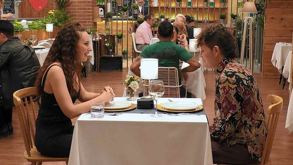 Miguel y Ana durante su cita en 'First Dates'