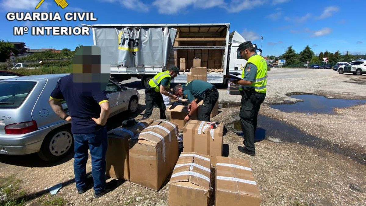 Momento en el que los agentes inspeccionan el camión interceptado. Momento en el que los agentes inspeccionan el camión interceptado.