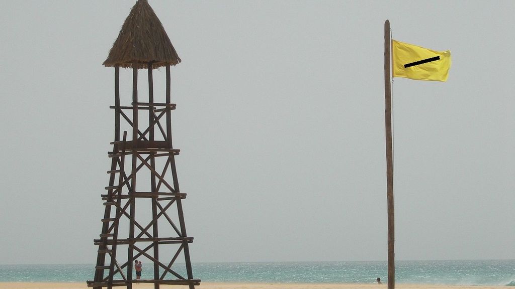 ¿Qué significa la raya diagonal en las banderas de la playa?