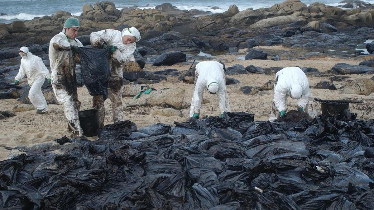 Retiran el petróleo que convirtió en una marea negra la costa gallega