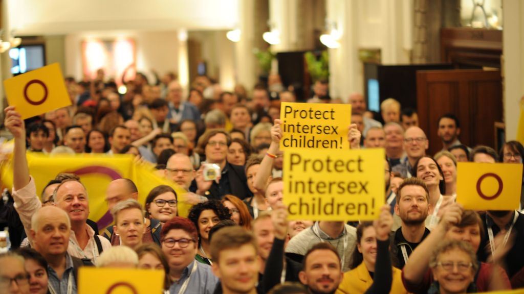 Son muchos los colectivos que defienden y protegen a los niños intersexuales.