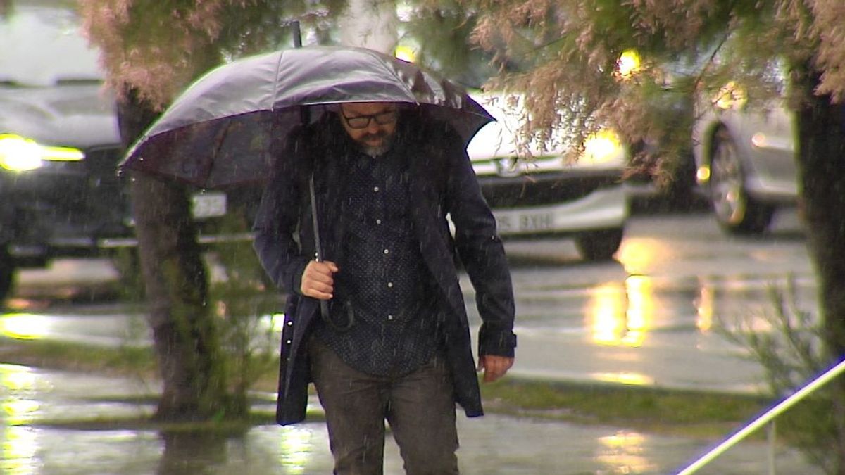 Un hombre protegiéndose con un paraguas en el paseo marítimo de Riazor, en A Coruña. Un hombre protegiéndose con un paraguas en el paseo marítimo de Riazor, en A Coruña.