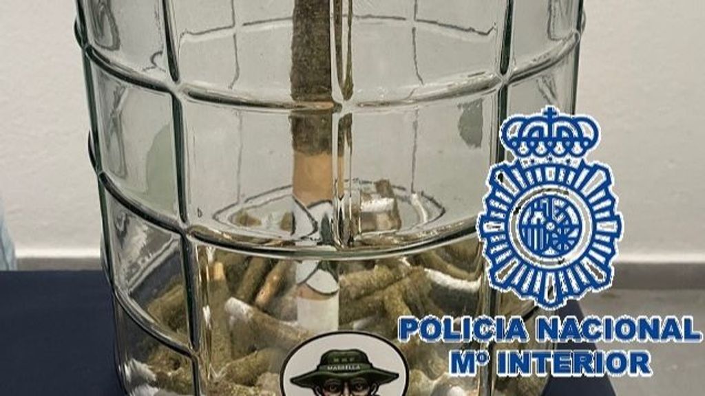 Bote en el que se ven los porros requisados y se aprecia el tamaño del XXL