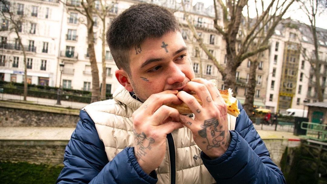 Cecilio G comiéndose un bocadillo Cecilio G comiéndose un bocadillo