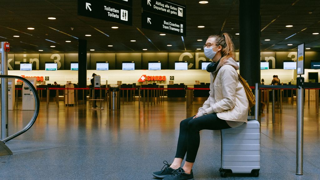 Chica esperando en el aeropuerto