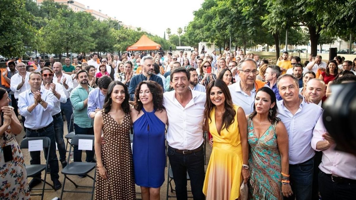 Ciudadanos tras su último mitin de campaña Ciudadanos tras su último mitin de campaña