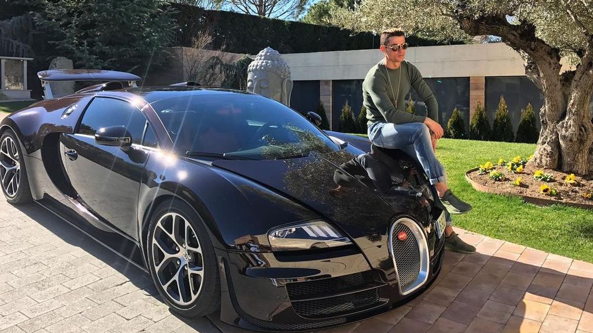 Cristiano Ronaldo junto a su Bugatti Veyron