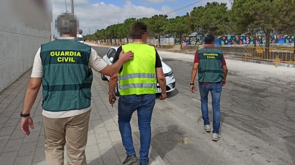 Detenido por matar a un hombre que intentó robarle el camión: le llevó 3 kilómetros colgado del espejo