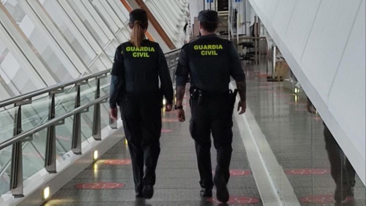 Efectivos de la Guardia Civil en el aeropuerto de Loiu Efectivos de la Guardia Civil en el aeropuerto de Loiu