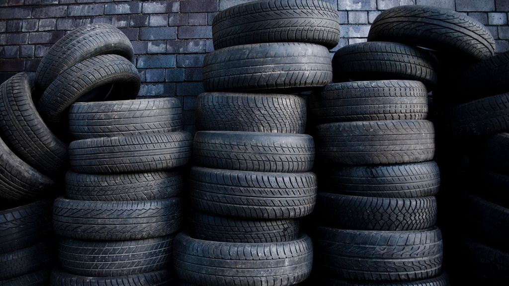 El ‘negro de humo’, el componente clave de los neumáticos que ya no llega de Rusia: ¿Peligran las ruedas en unos meses?