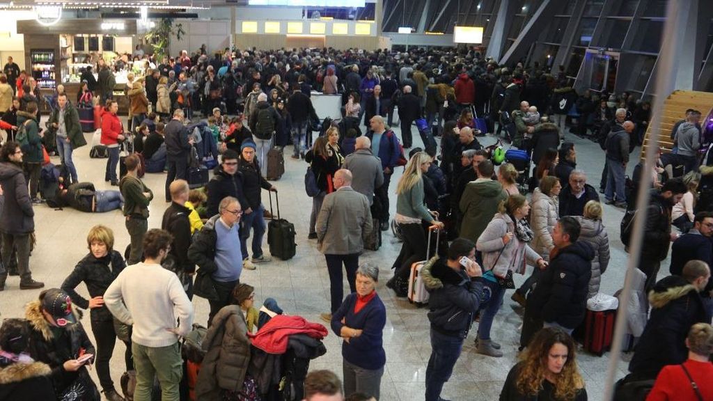 Tardó 24 horas en volver a casa desde Holanda por la falta de personal: