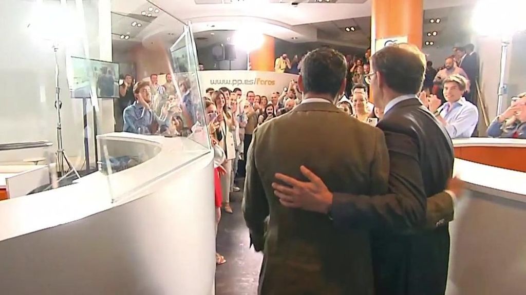Alberto Nuñez Feijoo y Juanma Moreno Bonilla celebran el triunfo del PP en Andalucía