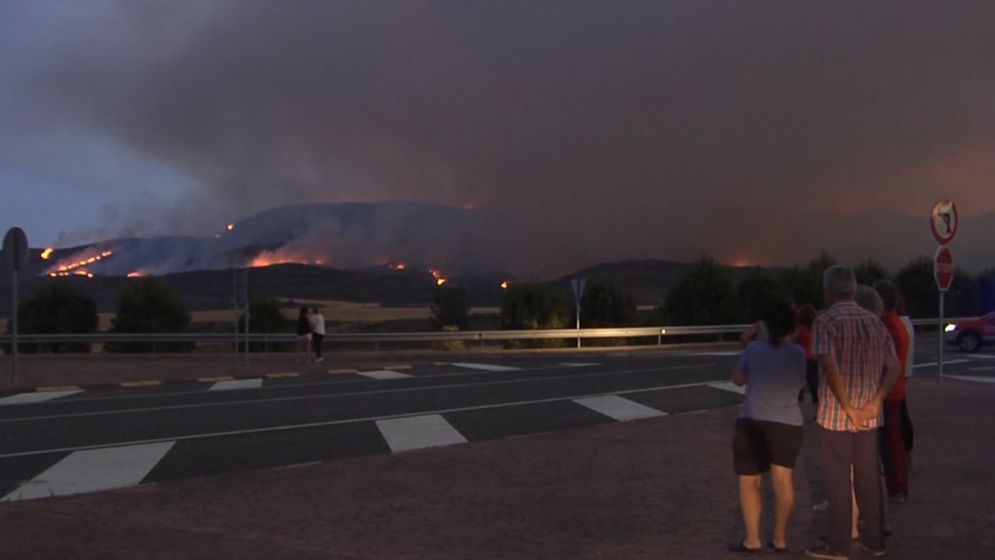 Desalojados los vecinos de ocho localidades por el incendio de San Martín de Unx y Gallipienzo, en Navarra