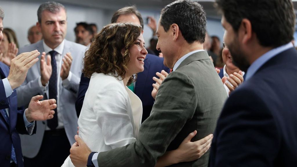 Juanma Moreno e Isabel Díaz Ayuso se abrazan