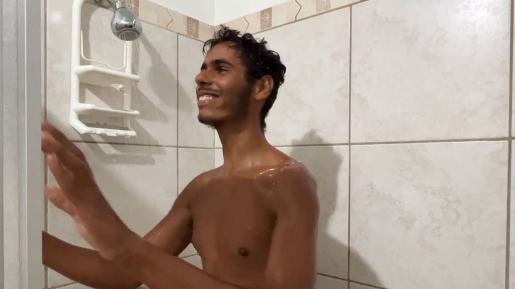 La primera ducha de Anuar tras ser expulsado de 'Supervivientes'
