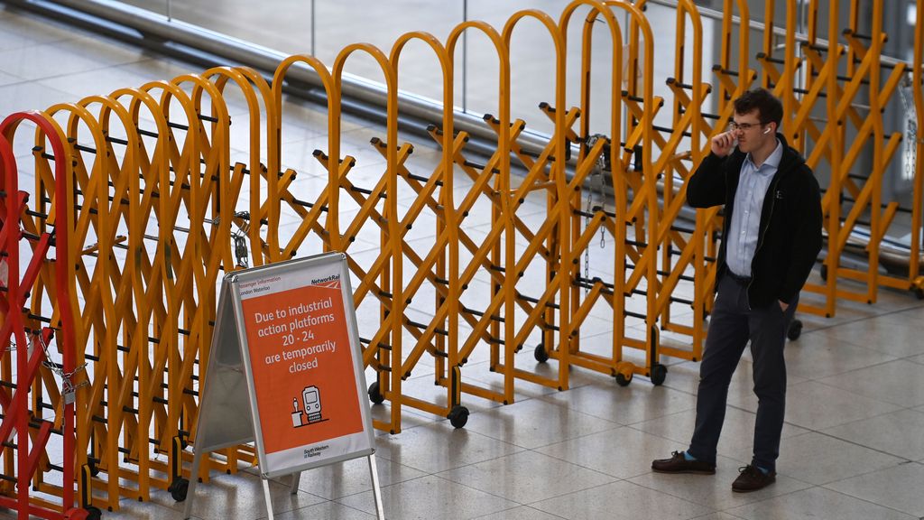 Miles de pasajeros, afectados por la mayor huelga ferroviaria en tres décadas en el Reino Unido