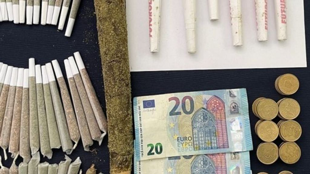 Porros y dinero requisado a los detenidos
