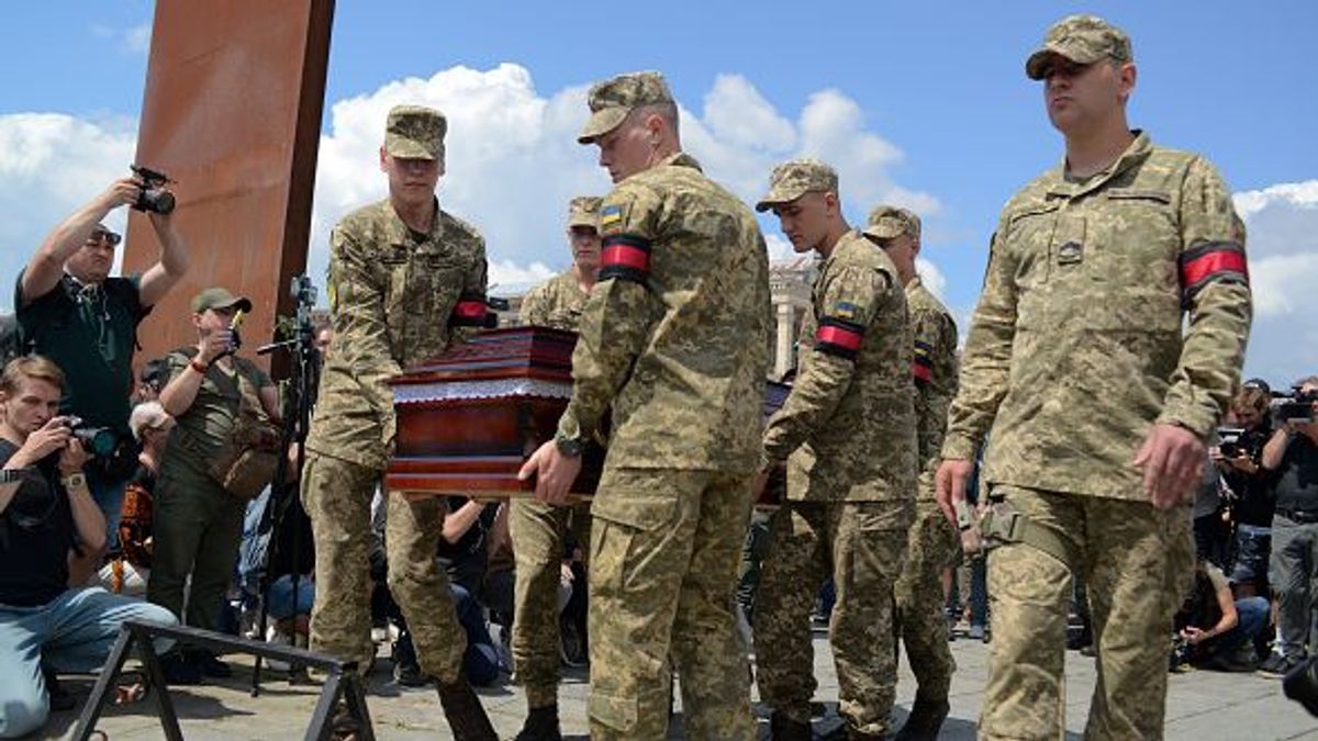 Soldados ucranianos trasladan un féretro de un compañero muerto en combate. (Archivo)