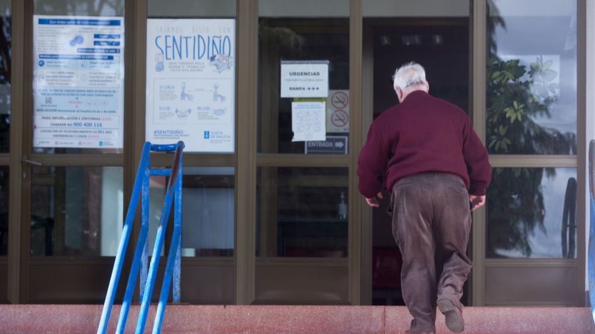 Un hombre accediendo a un centro de salud de Guitiriz. Un hombre accediendo a un centro de salud de Guitiriz.