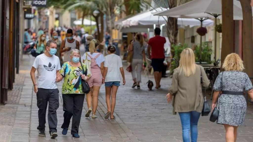 Varias personas caminan con mascarila en Santa Cruz de Tenerife