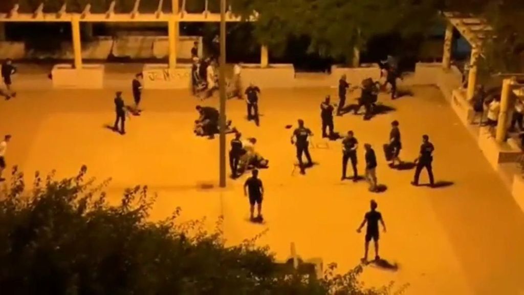 Varios jóvenes participan en una batalla campal en Cartagena
