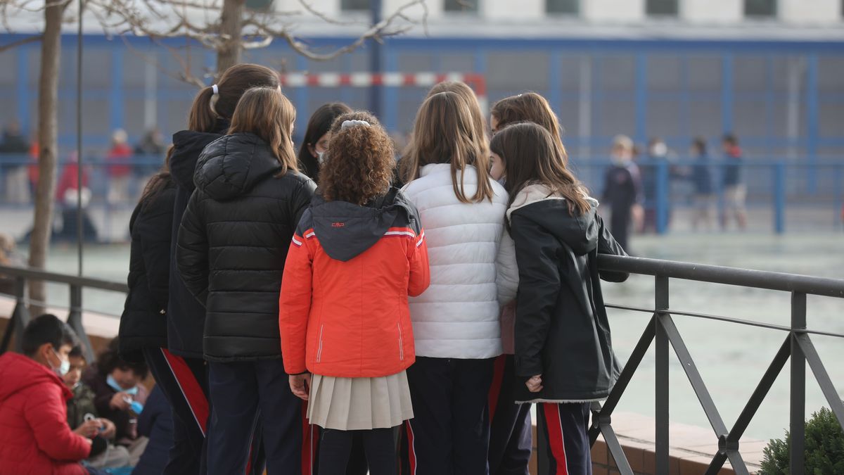 Varios niños juegan en el patio de un colegio. Varios niños juegan en el patio de un colegio.