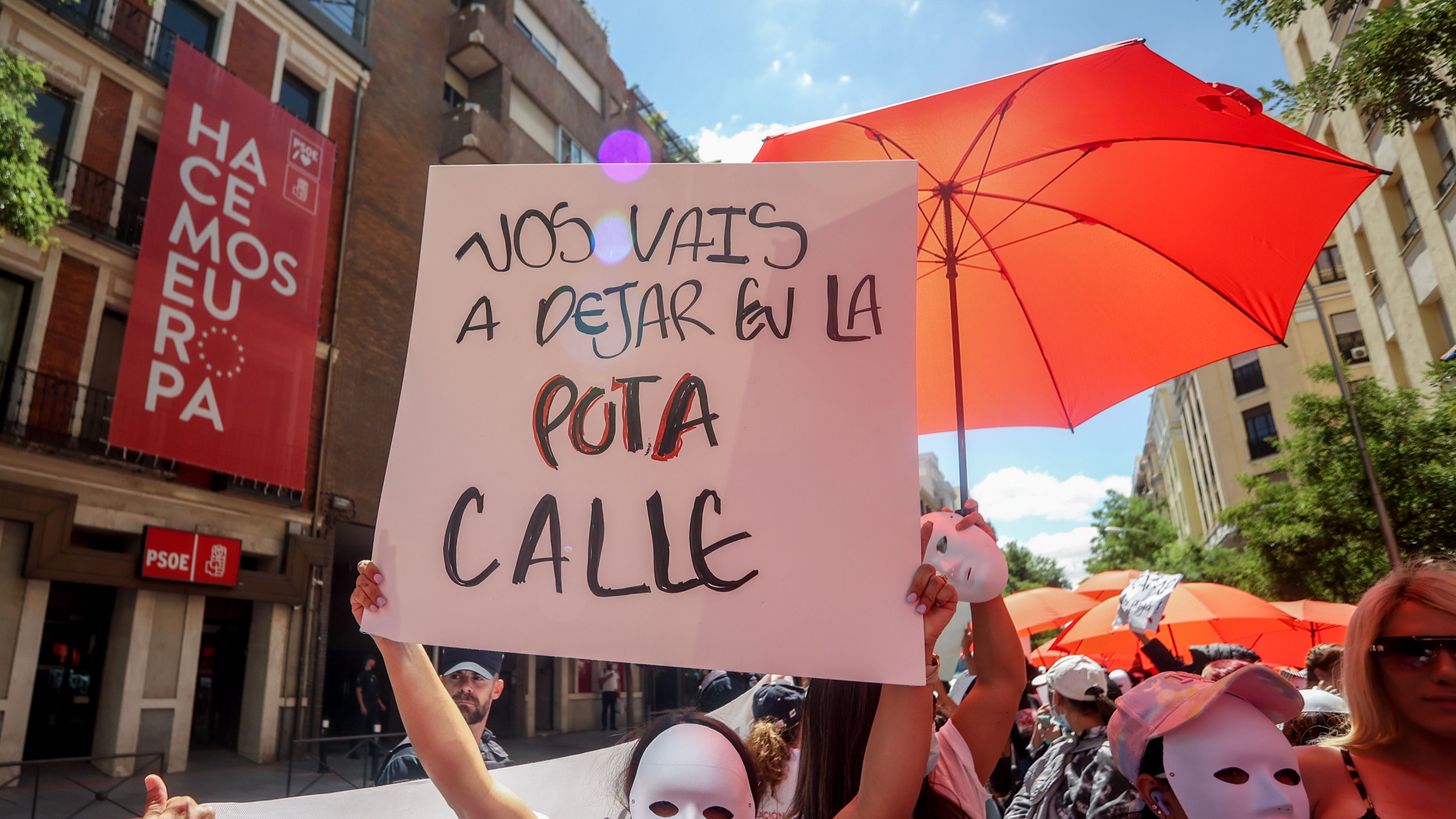 Manifestación de prostitutas en Madrid contra la nueva ley que avanza hacia  la abolición: "Repartimos felicidad"