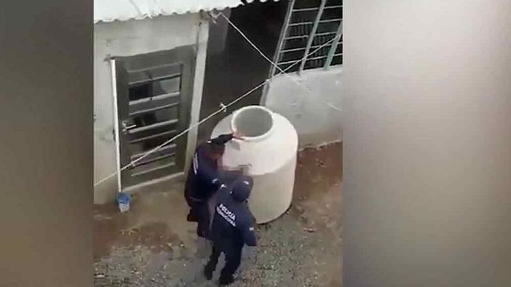 Dejan a su hija dentro de un bidón de agua y se van a trabajar