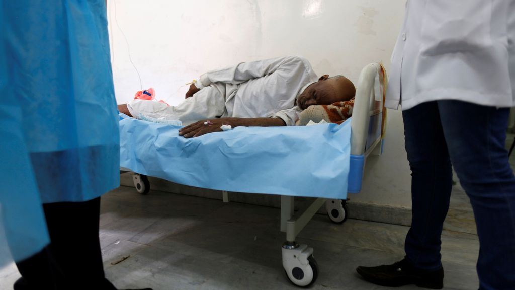 Enfermo por un brote de cólera en Yemen en 2017