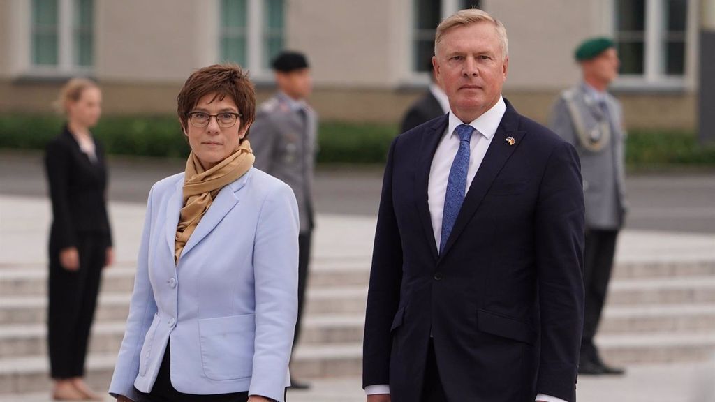 Los ministros de Defensa de Alemania, Annegret Kramp-Karrenbauer; y de Estonia, Kalle Laanet