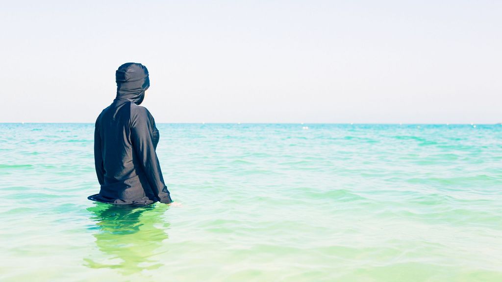 Francia prohíbe el burkini en piscinas públicas de Grenoble