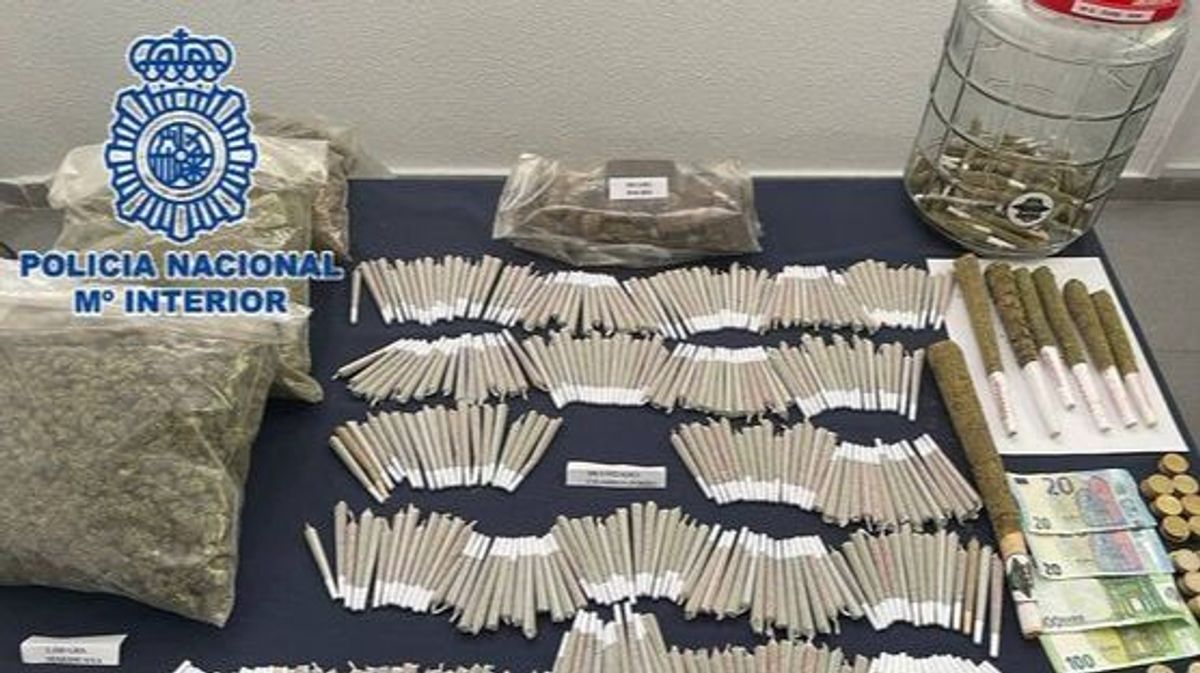 La Policía Nacional muestra el alijo de droga y dinero intervenido en el local de Marbella con los porros XL