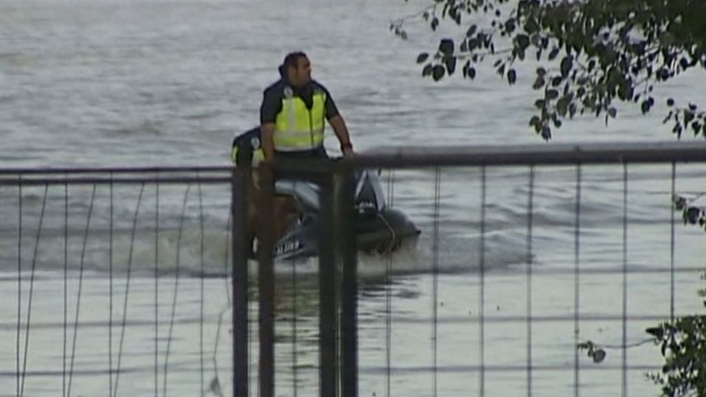 La Policía rastrea en moto de agua el río Guadalquivir