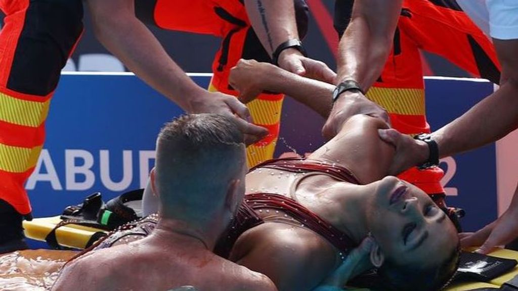 Las imágenes del rescate de Anita Alvarez tras su desmayo en el Mundial tras una prueba