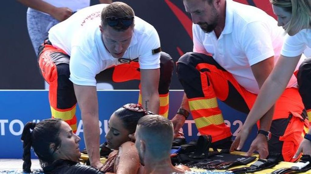 Las imágenes del rescate de Anita Alvarez tras su desmayo en el Mundial