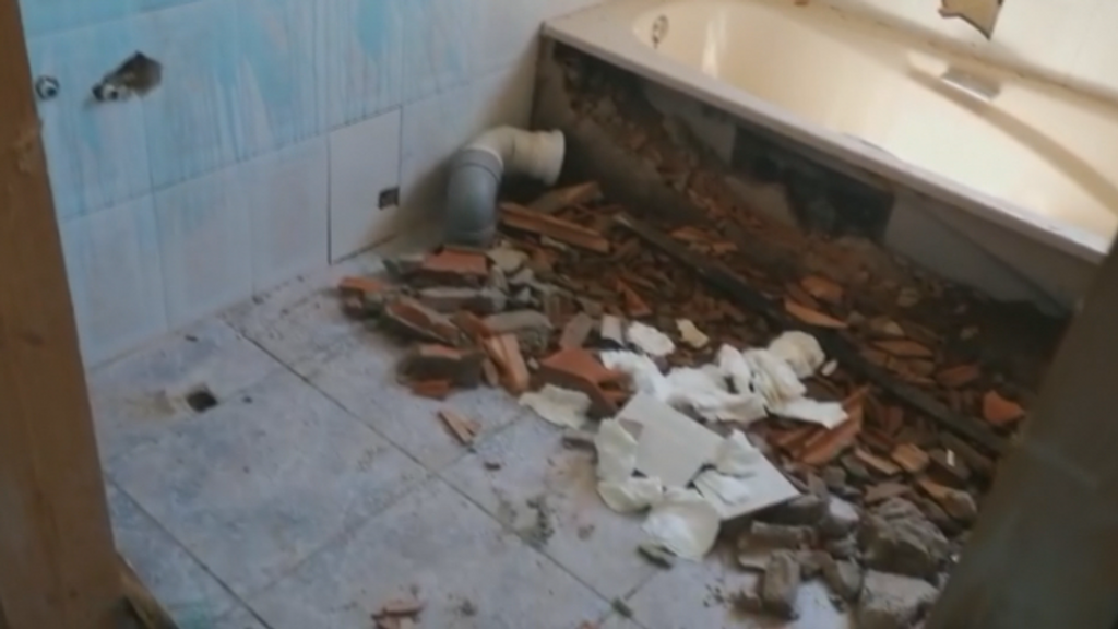Los okupas destrozan la casa de Manuel en Almería: “Esto es la guerra. Ya no quiero vivir aquí”