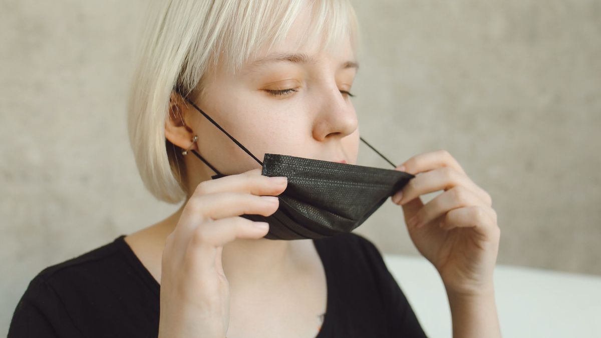 Mujer con mascarilla Mujer con mascarilla