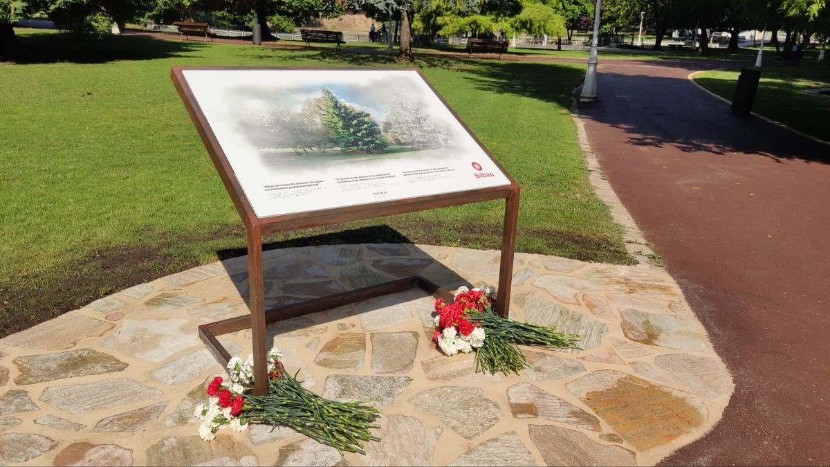 Placa homenaje a las víctimas de covid colocada en el parque de Doña Casilda (Bilbao).