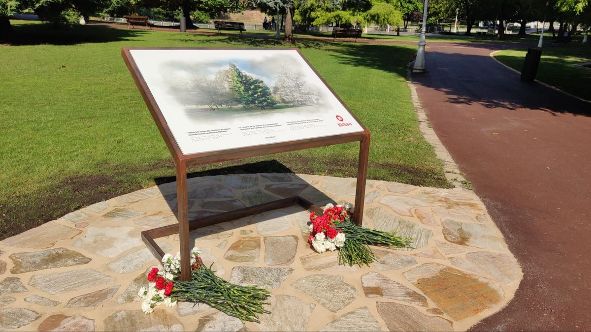 Placa homenaje a las víctimas de covid colocada en el parque de Doña Casilda (Bilbao). Placa homenaje a las víctimas de covid colocada en el parque de Doña Casilda (Bilbao).