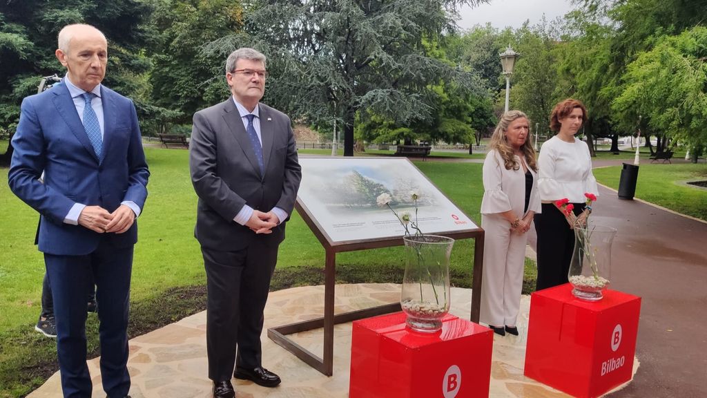 Placa homenaje víctimas de covid en Bilbao.