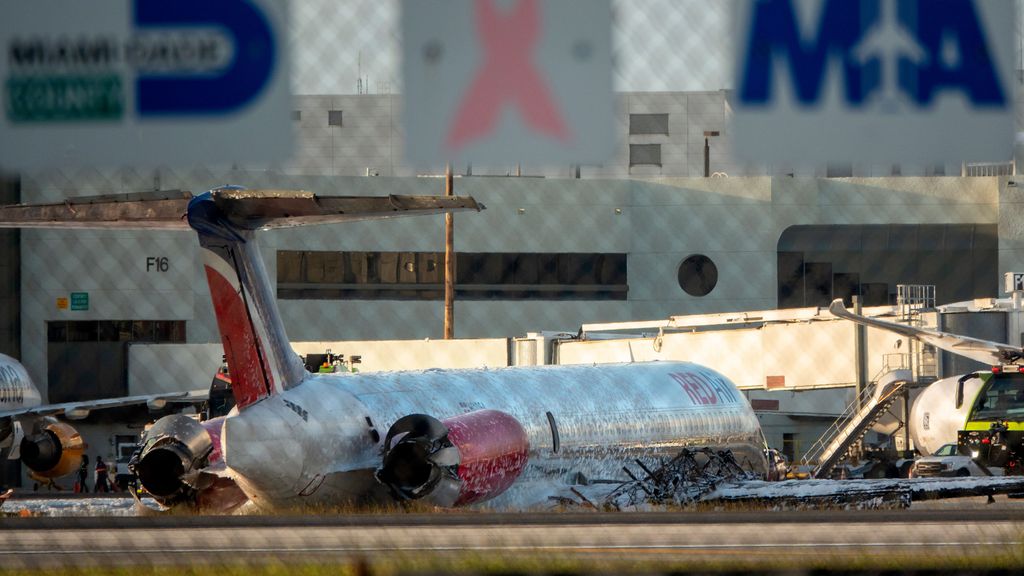 Aterrizaje forzoso en Miami: un avión se incendia con 150 pasajeros a bordo