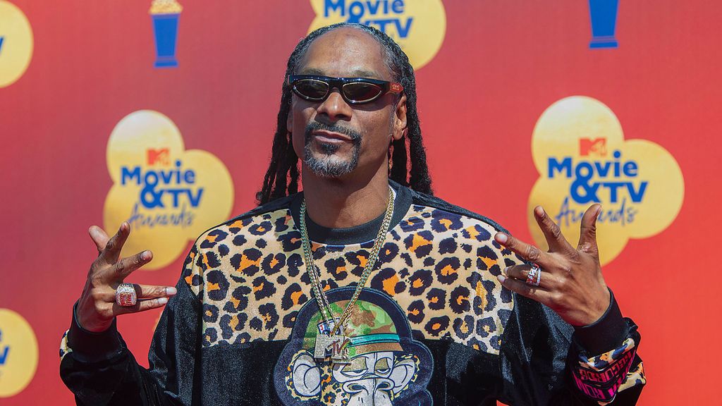 Snoop Dogg le sube el sueldo a su armador de porros personal
