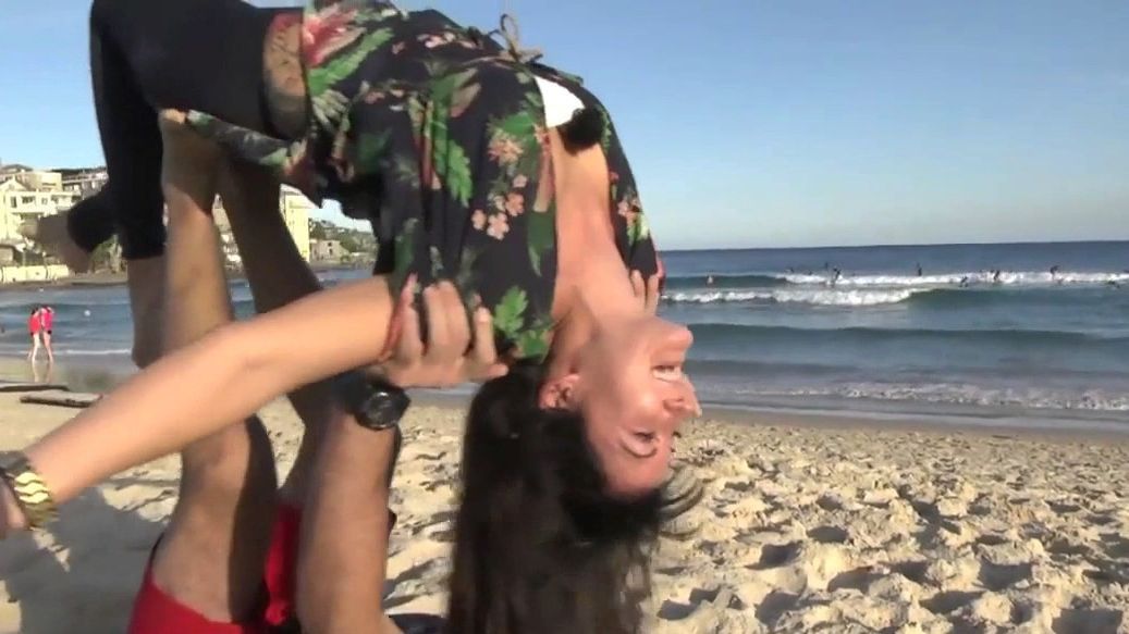 Tania practicando acroyoga
