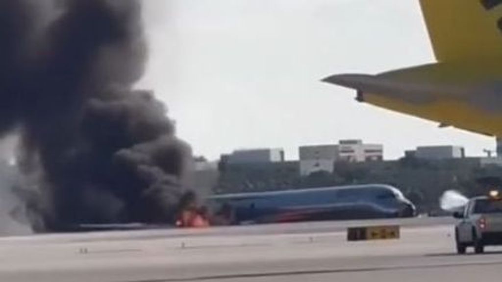 Un avión se incendia al aterrizar de emergencia en el aeropuerto de Miami